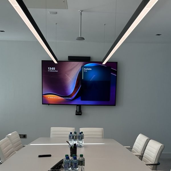 Boardroom-Video-Conferencing-by-Aviplus.-Complete-Yealink-MVC860-System-with-ciling-mics.jpg